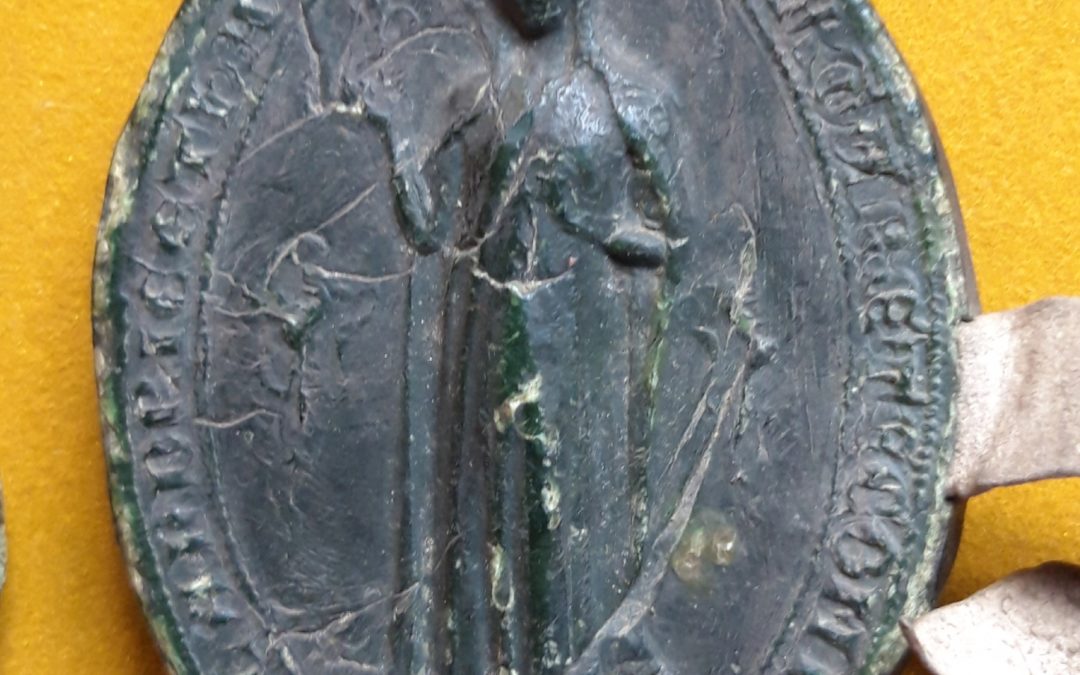 Sceau de Marguerite de Constantinople sur le parchemin de 1250 relatant la séparation de la tête et du corps de sainte Waudru (Trésor de la collégiale)
