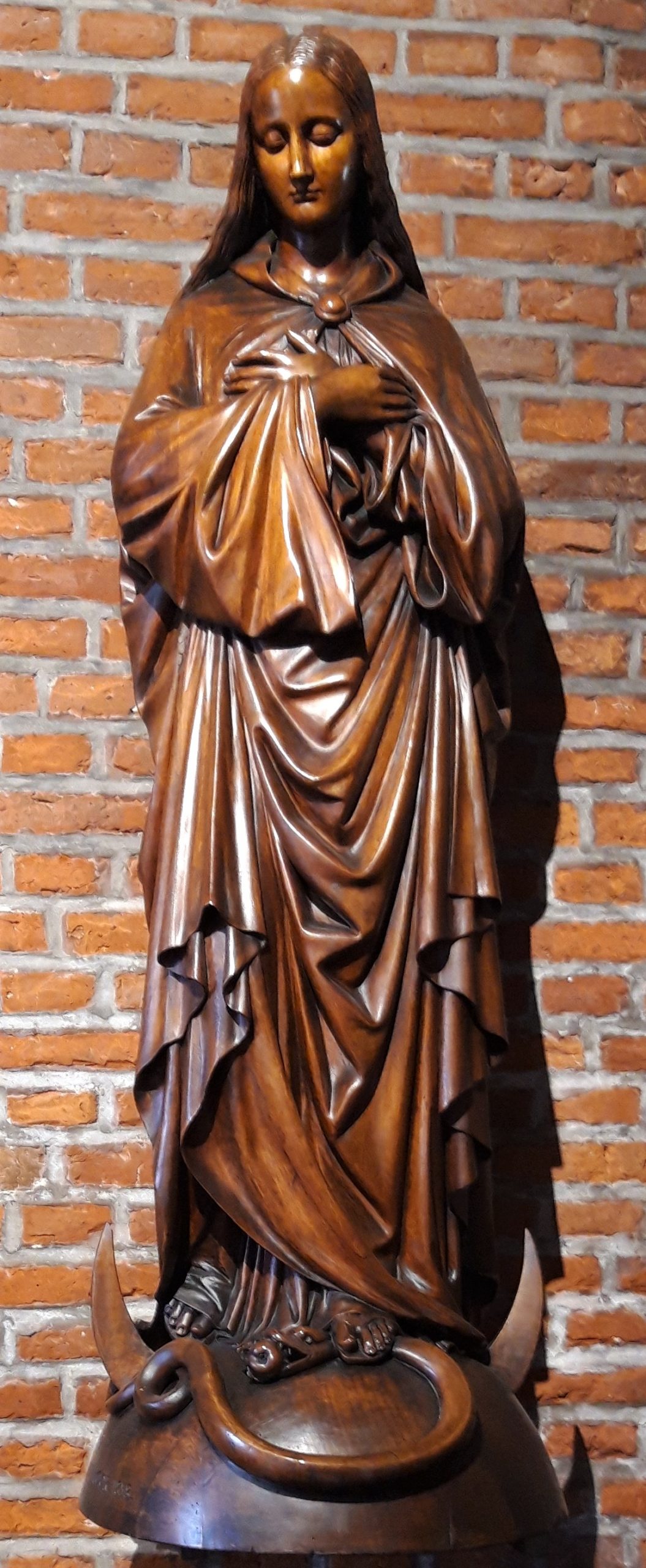Statue de la Vierge, par Jean-Baptiste Loor en 1858, bois. Chapelle de semaine.